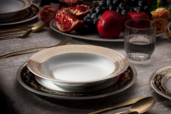 Jak rozpoznać dobrą porcelanę? Przewodnik po sygnaturach i historycznych fasonach marki Ćmielów