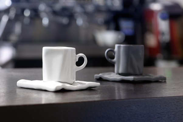 Filiżanki ze spodkiem z kolekcji Pogięta; Ćmielów Design Studio