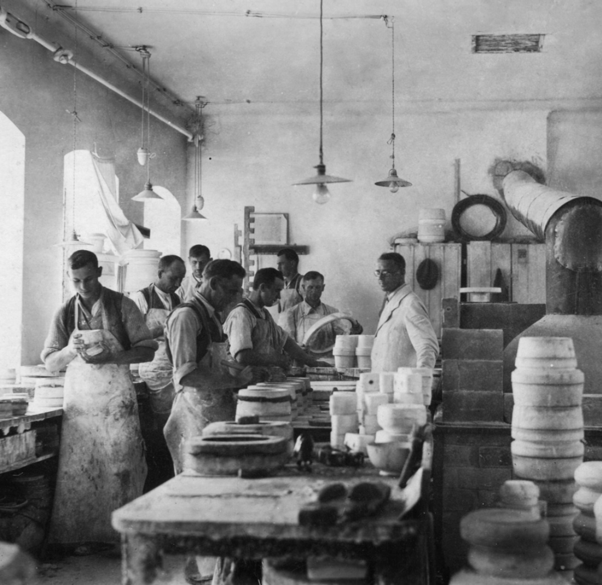Rzemieślnicy w pracowni Zakładów Porcelany Ćmielów, zdjęcie archiwalne